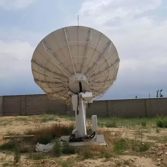 Antenne de communication par satellite de liaison montante à mouvement complet de 4,5 m